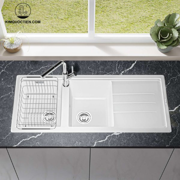 Chậu rửa được thiết kế thêm không gian bàn đá rộng rãi, tạo sự thuận tiện khi sơ chế thực phẩm mà không lo nước bắn ra ngoài
