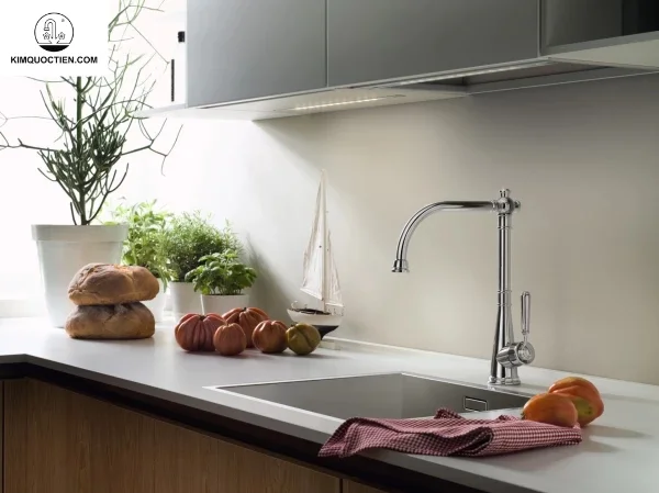 Thiết kế tân cổ điển của vòi mang đến vẻ sang trọng cho không gian bếp