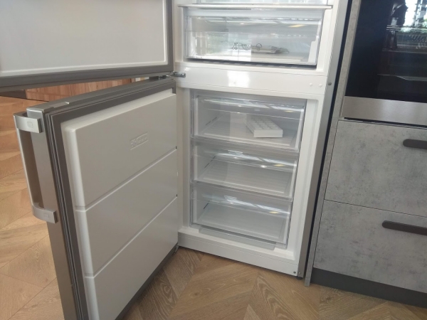 Tủ lạnh Hafele HF-BF324 được thiết kế với dung tích lớn lên đến 341 lít