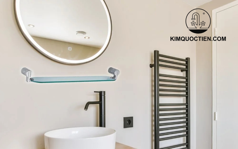 Kệ kính TOTO với mặt kính chịu lực và giá đỡ đồng mạ Niken–Crom, hỗ trợ để gọn gàng trong phòng tắm