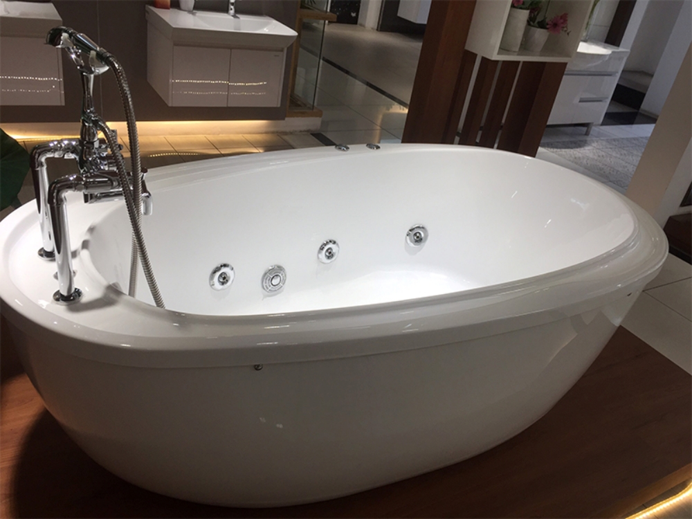 Bồn tắm massage Caesar sang trọng, tích hợp sục khí toàn thân