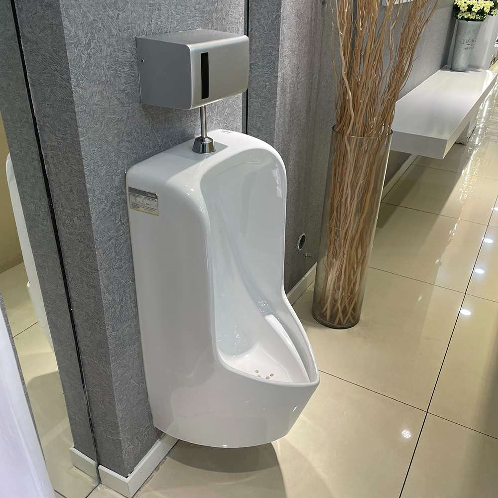 Bồn tiểu treo tường áp dụng hệ thống xả mạnh, quét sạch chất thải trong một lần xả