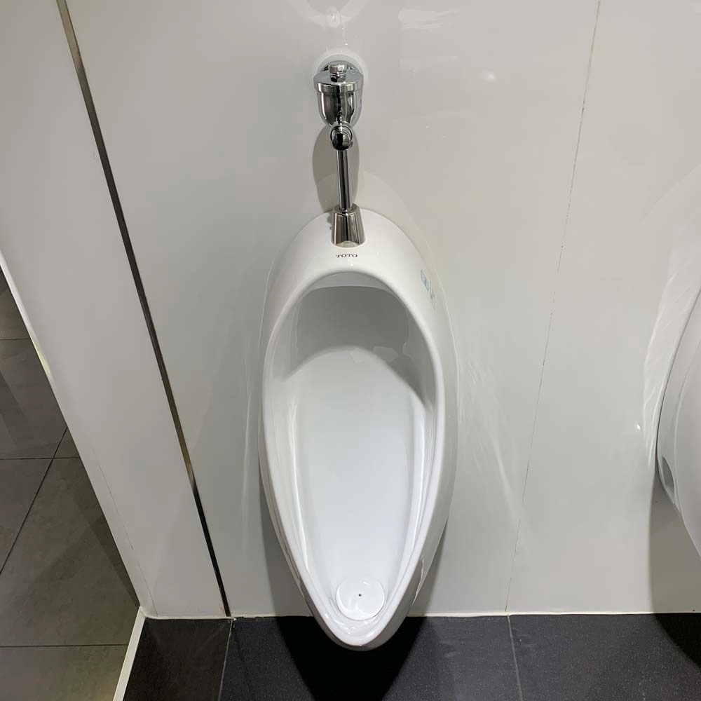 Bồn tiểu treo tường TOTO sở hữu lớp men sứ trắng sáng, chống bám bẩn