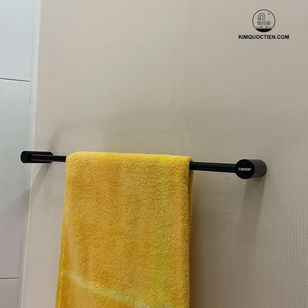 Giá treo khăn Caesar được phủ lớp chống xước/mạ chrome tạo độ sáng bóng, chống bám bẩn