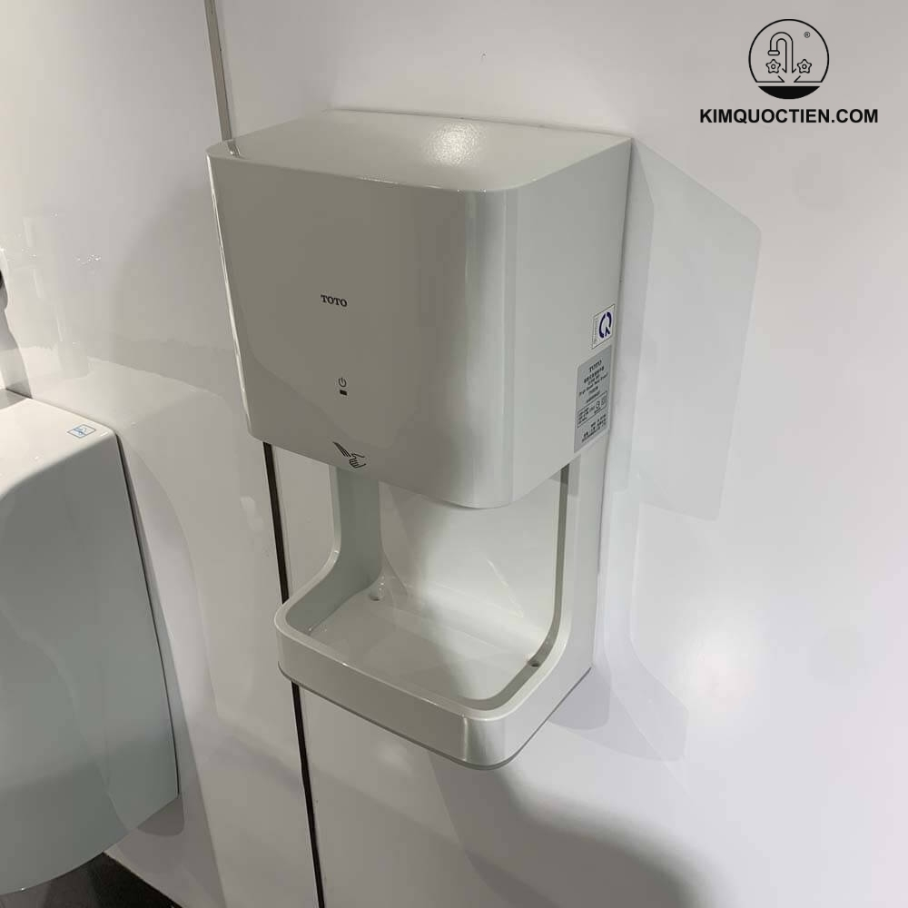 Máy sấy tay TOTO treo tường thường được lắp đặt gần bồn rửa giúp việc thao tác được nhanh chóng và hiệu quả