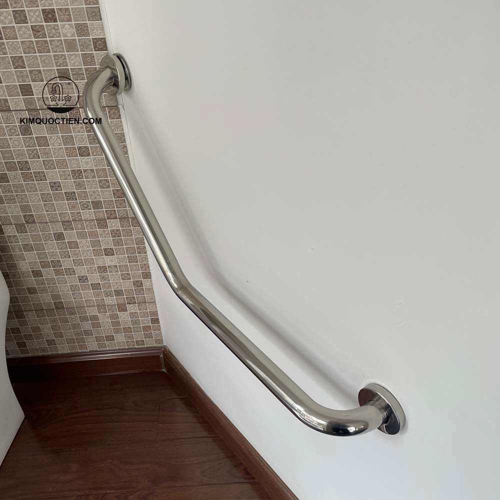 Bề mặt thanh vịn Caesar có độ nhẵn mịn, giúp hạn chế bám bẩn