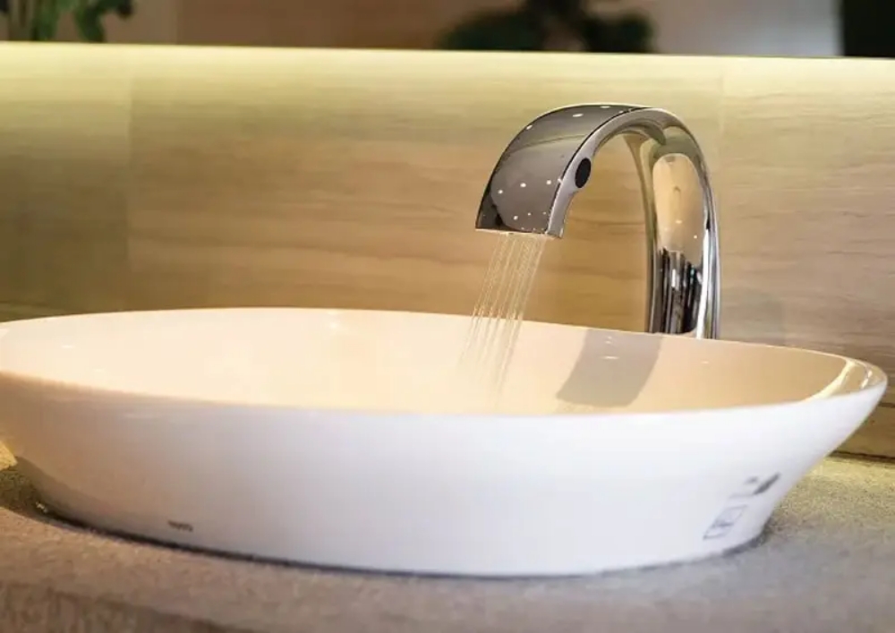 Vòi rửa cảm ứng tự động kích hoạt bằng cảm biến hồng ngoại, tiện lợi