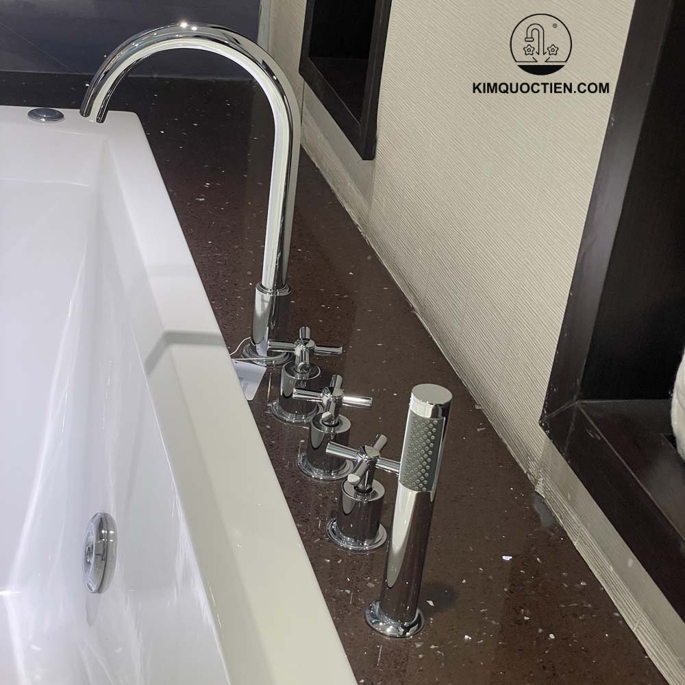 Đầu xả của vòi sen bồn Caesar được tối ưu để kiểm soát lưu lượng và giảm mức tiêu thụ nước trong quá trình sử dụng