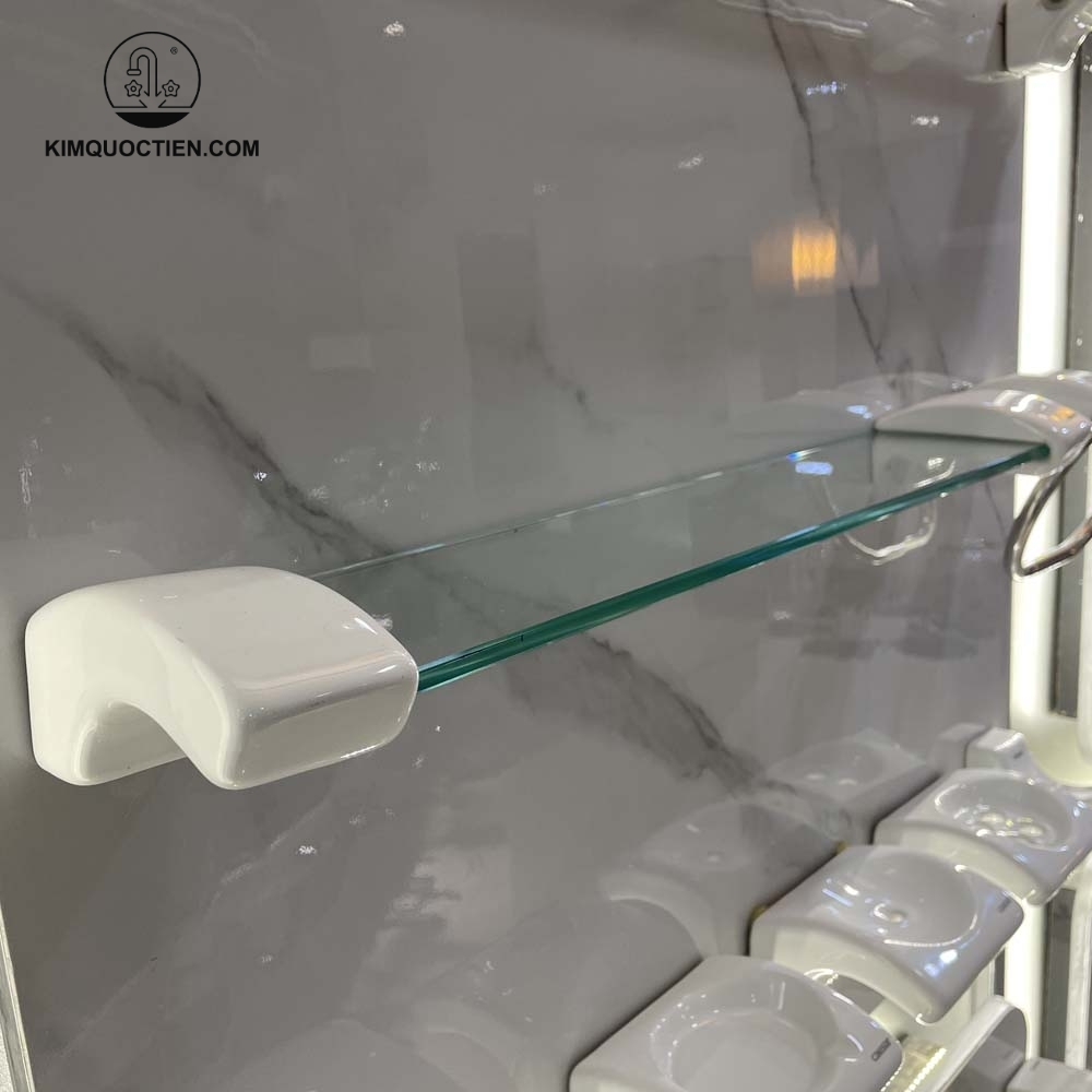 Bề mặt CAESAR Q940V là lớp kính nhẵn mịn giúp việc lau chùi trở nên nhanh chóng