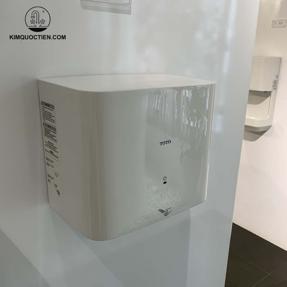 TOTO TYC122W sở hữu công suất 585W, mang đến hiệu quả sấy khô nhanh chóng
