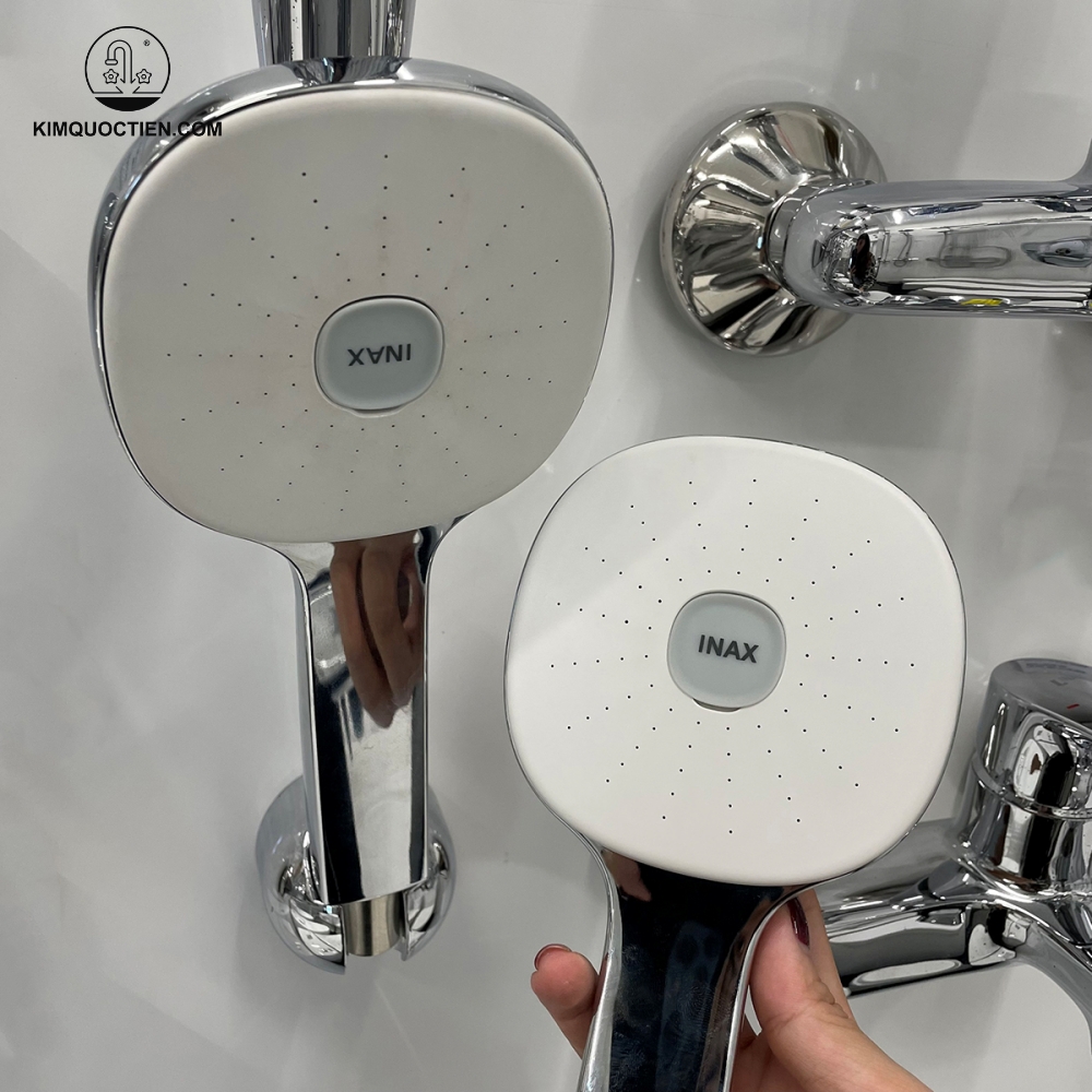 Bát sen lớn cùng lỗ phun nhỏ tạo dòng nước mạnh nhưng vẫn êm ái