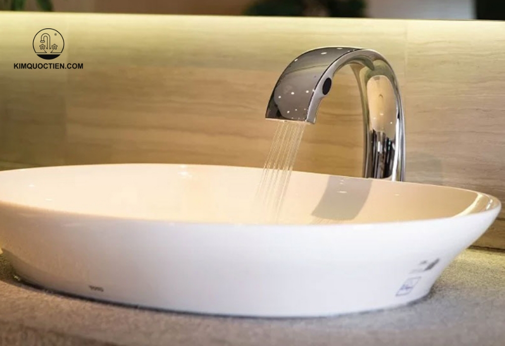 Vòi lavabo cảm ứng TOTO TLE26007A thiết kế hiện đại, bề mặt mạ chrome sáng bóng