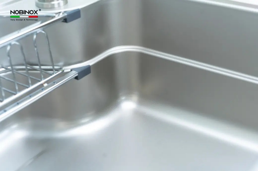 Bề mặt chậu được xử lý bằng công nghệ vân vải siêu mịn giúp tăng khả năng chống xước