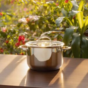 Tay cầm và quai nồi được thiết kế với khả năng cách nhiệt, đảm bảo an toàn