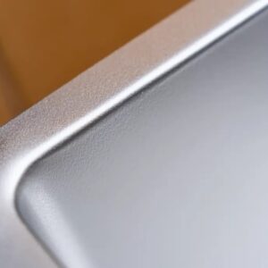 Bề mặt chậu có cấu trúc vân đá đặc trưng