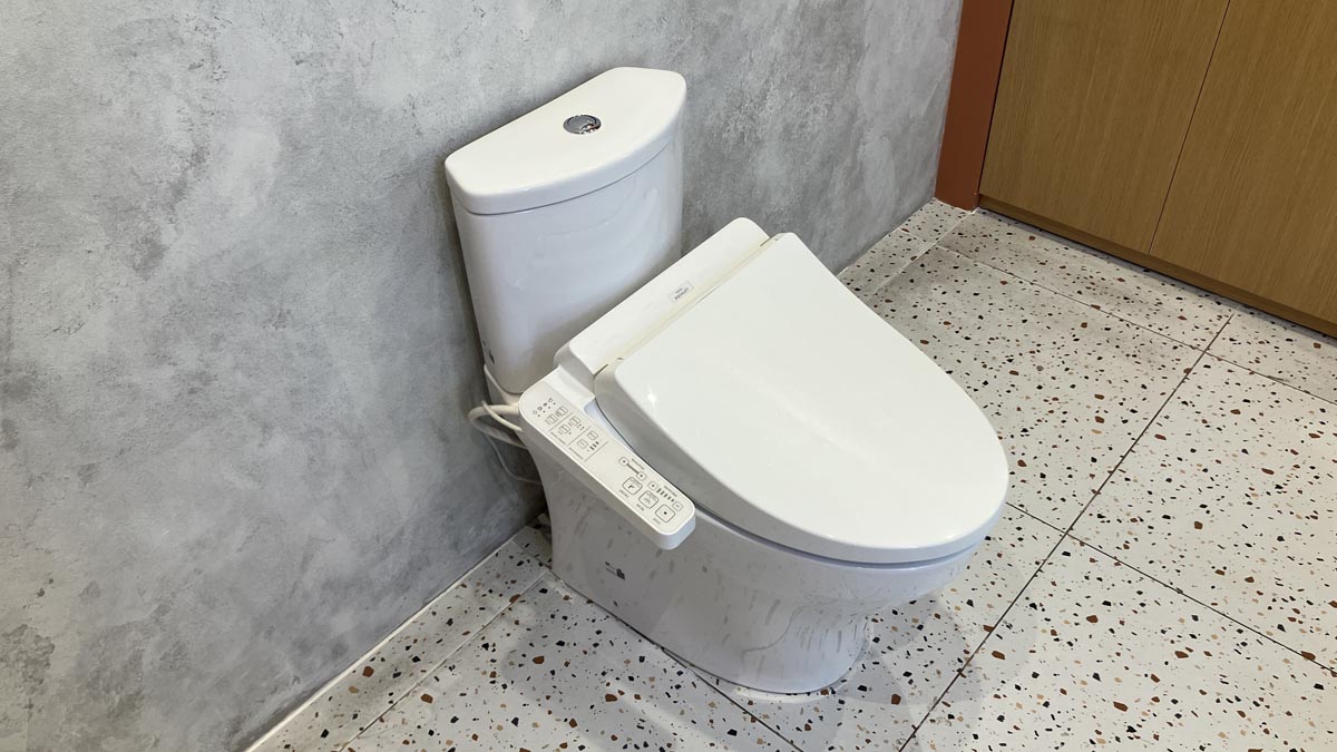 Bồn cầu 2 khối TOTO CS838DW18 nắp rửa điện tử WASHLET C2 cơ bản TCF23710AAA
