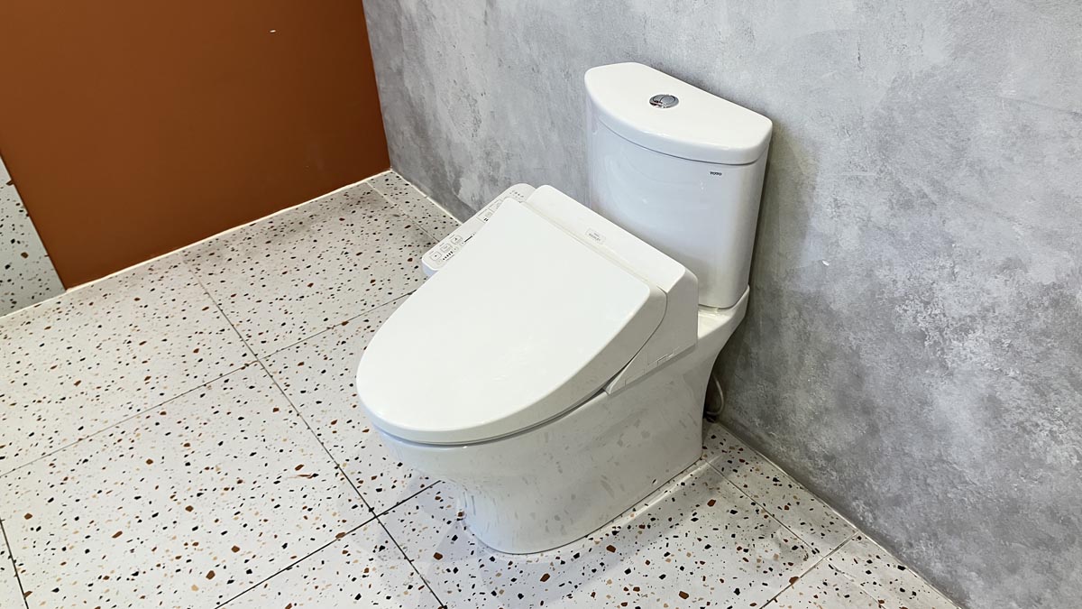 Bồn cầu 2 khối TOTO CS838DW18 nắp rửa điện tử WASHLET C2 cơ bản TCF23710AAA
