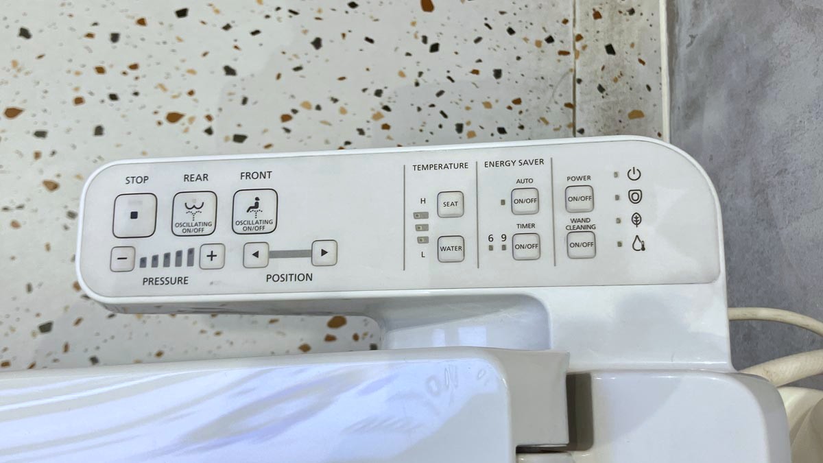 Bồn cầu 2 khối TOTO CS838DW18 nắp rửa điện tử WASHLET C2 cơ bản TCF23710AAA