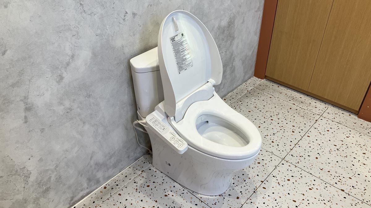 Bồn cầu 2 khối TOTO CS838DW18 nắp rửa điện tử WASHLET C2 cơ bản TCF23710AAA