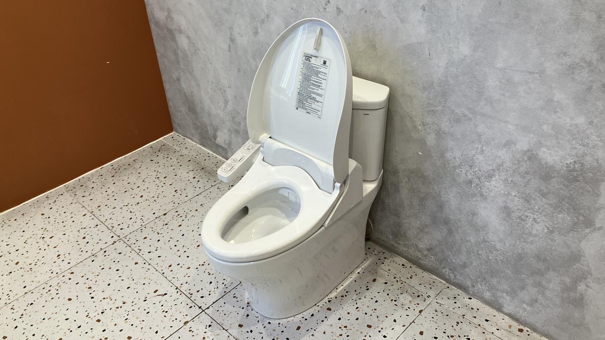 Bồn cầu 2 khối TOTO CS838DW18 nắp rửa điện tử WASHLET C2 cơ bản TCF23710AAA