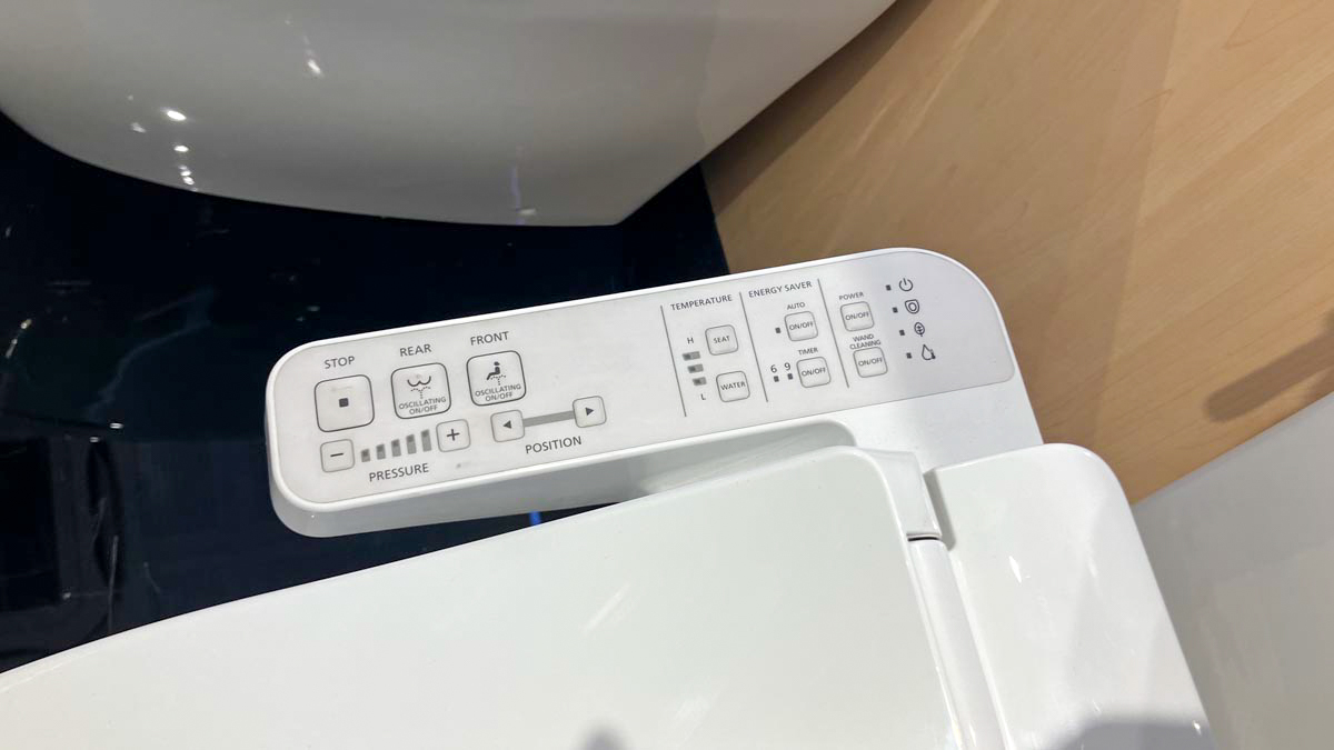 Bồn cầu 2 khối TOTO CS986GW18 nắp rửa điện tử WASHLET C2 cơ bản TCF23710AAA